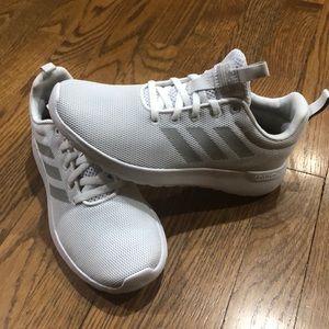 *NWT* Adidas Tennis Shoe: size 6✨